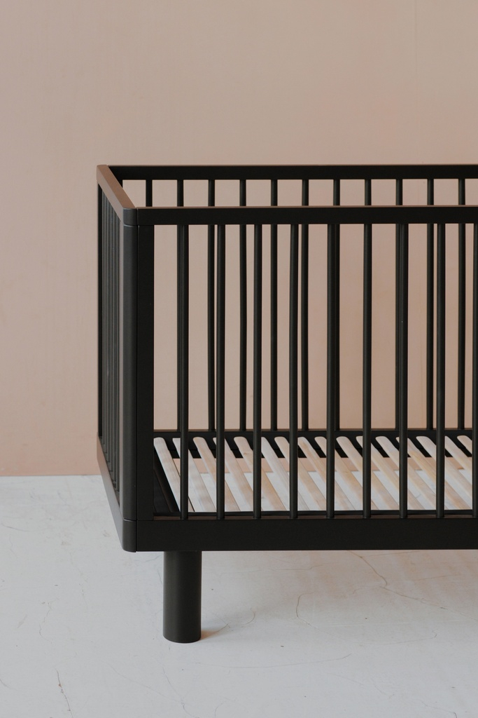 Łóżeczko dziecięce z barierką Junior BLACK SATIN