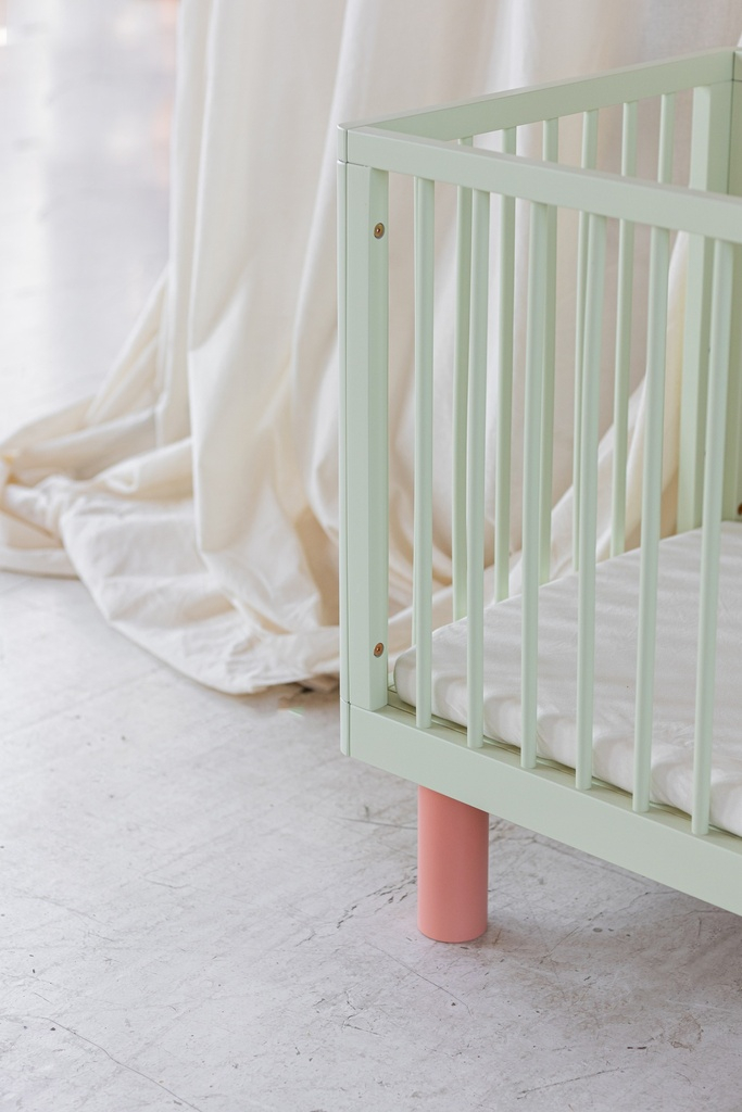 Łóżeczko dziecięce z barierką Junior PISTACHIO & PINK